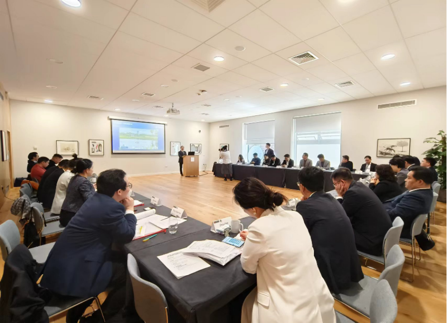 Tan Yong talks with representatives of Chinese students studying in the UK.