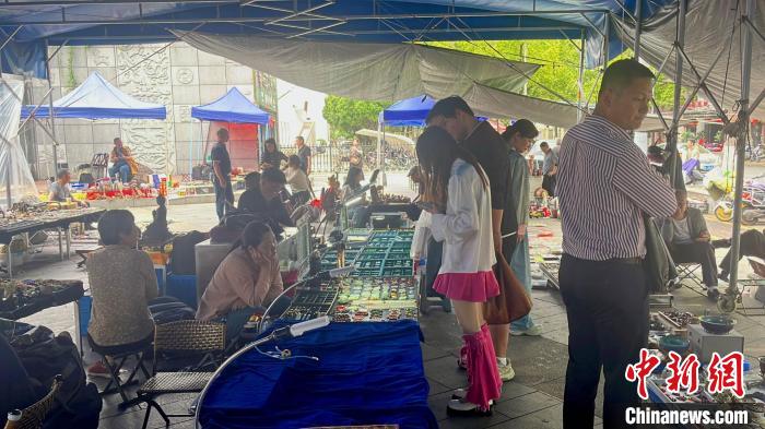 Customers choose products in an antique market in Changsha city, central China's Hunan Province, April 19, 2024. (Photo/Zhang Xueying)