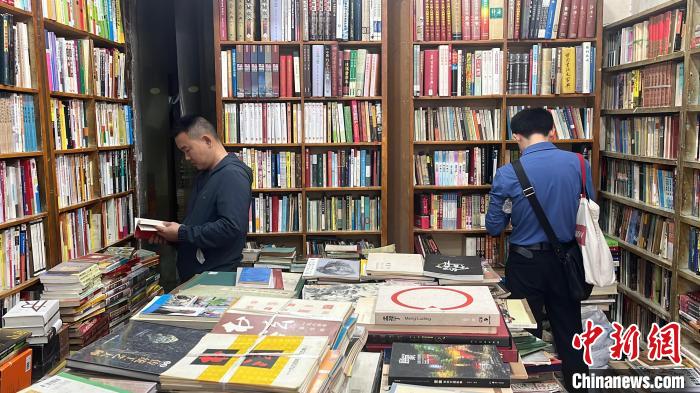 Photo shows two customers in a second-hand book store in Changsha city, central China's Hunan Province, April 19, 2024. (Photo/Zhang Xueying)