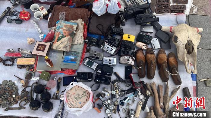 Photo shows items for sale in a second-hand market in Changsha city, central China's Hunan Province, April 19, 2024. (Photo/Zhang Xueying)