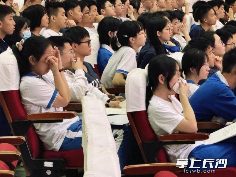 雅礼中学246名入团积极分子或认真做着笔记，或偷偷抹着眼泪。均为长沙晚报通讯员 黎海峰 任晓杜 供图
