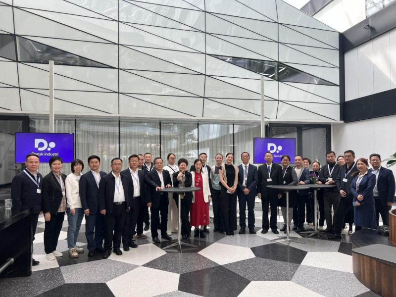 The Changsha delegation poses for a photo with members of the Confederation of Danish Industry.