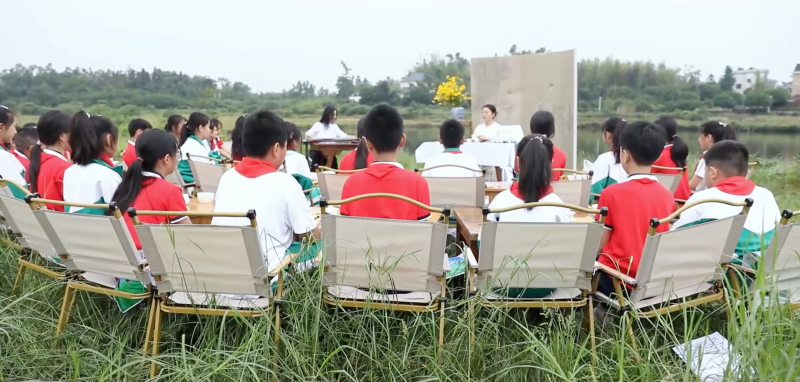 两所学校的学生来到白箬铺镇金峙村茶园，开展“思政+美育”系列活动。均为长沙晚报通讯员 欧阳慧 供图