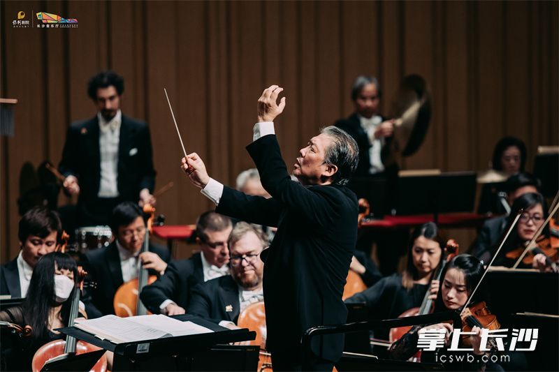 余隆担任音乐会指挥。