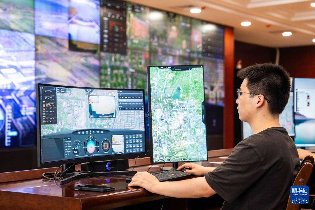 The photo shows a technician remotely controlling the take-off and landing of the UAV and monitoring its safety. (Photo/Chen Sihan, Xinhua News Agency)