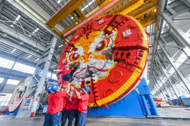 “深江1号”盾构机创下中国大直径盾构隧道施工掘进最大深度纪录。 图为“深江1号”。 企业供图