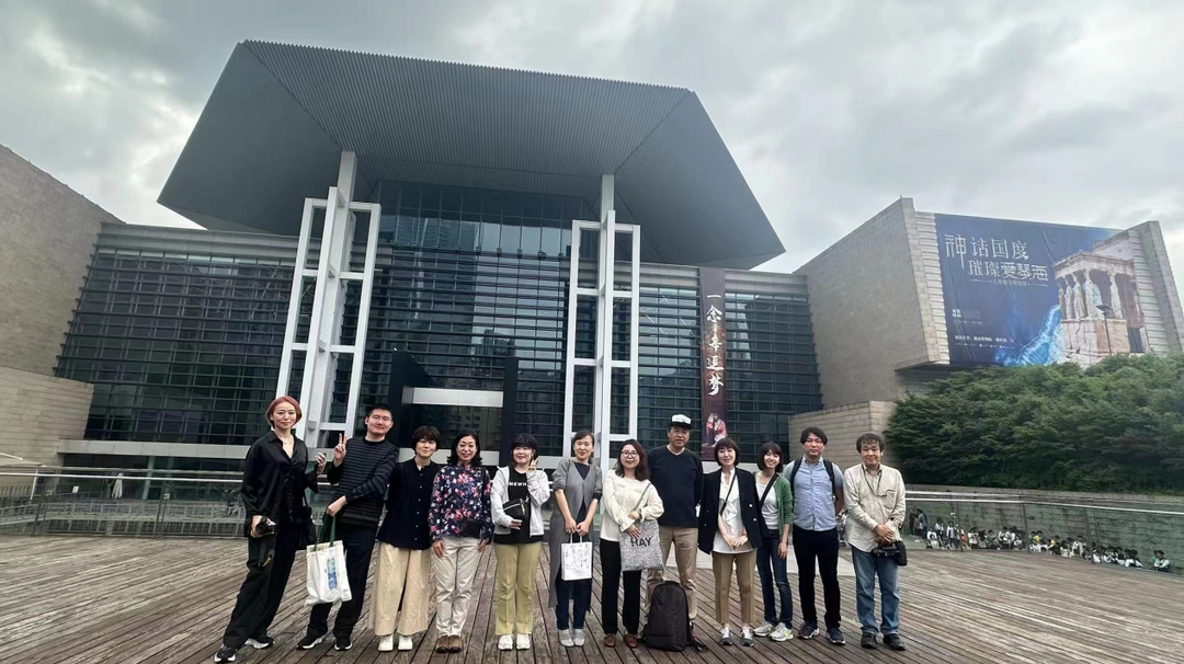 The delegation poses for a group photo at the Hunan Museum. (Photo provided by the organizer)