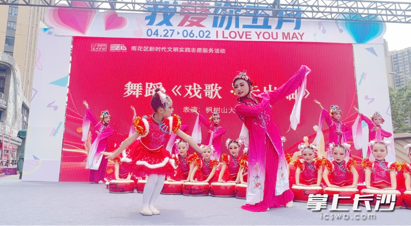 孩子们带来精彩的舞蹈表演。