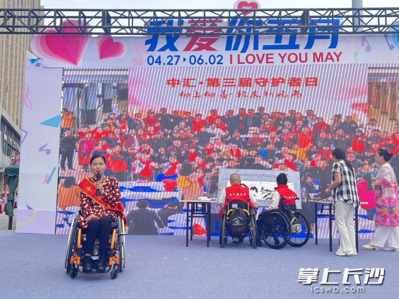 中国好人、美人鱼公益理事长肖卓作（左）为大家带来了一场励志演讲。均为全媒体记者 刘俊 摄