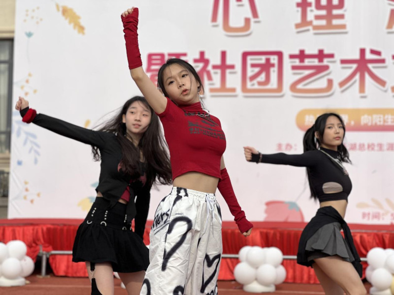 舞蹈社、音乐社的文化艺术节目展演精彩纷呈。
