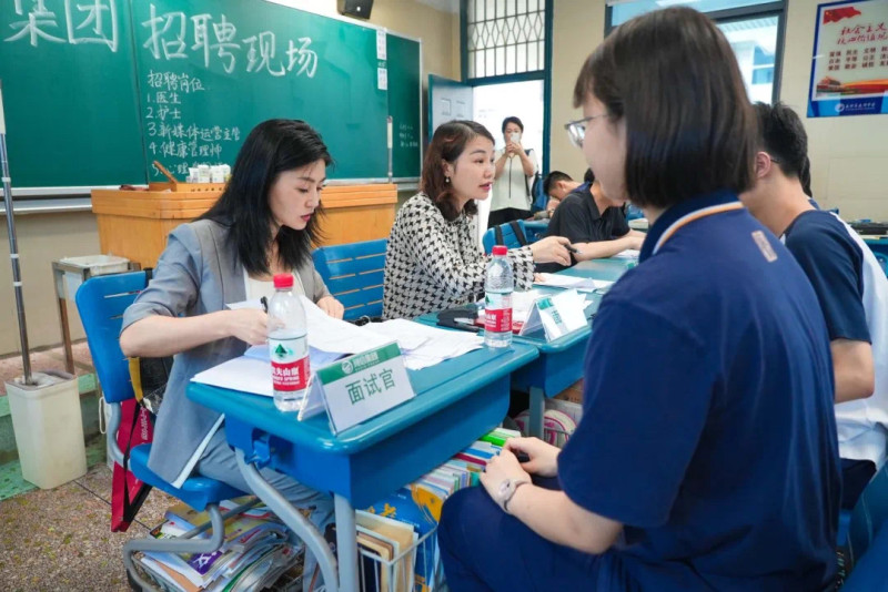长郡中学校园模拟招聘会，以家长为桥梁，拉近了学生与社会的距离。