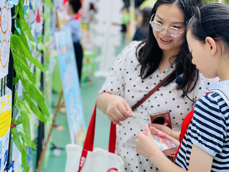 芙蓉区育英学校的学子跟全国各地的专家和老师介绍自己学校的办学特色。长沙晚报全媒体记者 岳霞 摄
