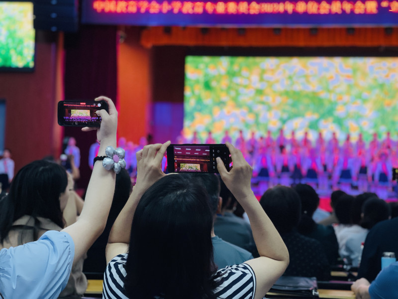 生动的呈现让与会老师拿出手机摄像记录。