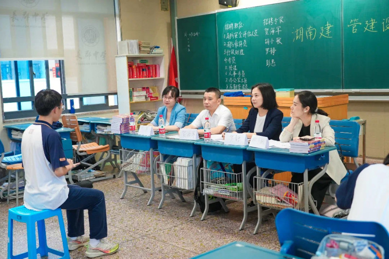每年将模拟招聘会放在高一末这个节点，也是更好地帮助同学们进行选科。