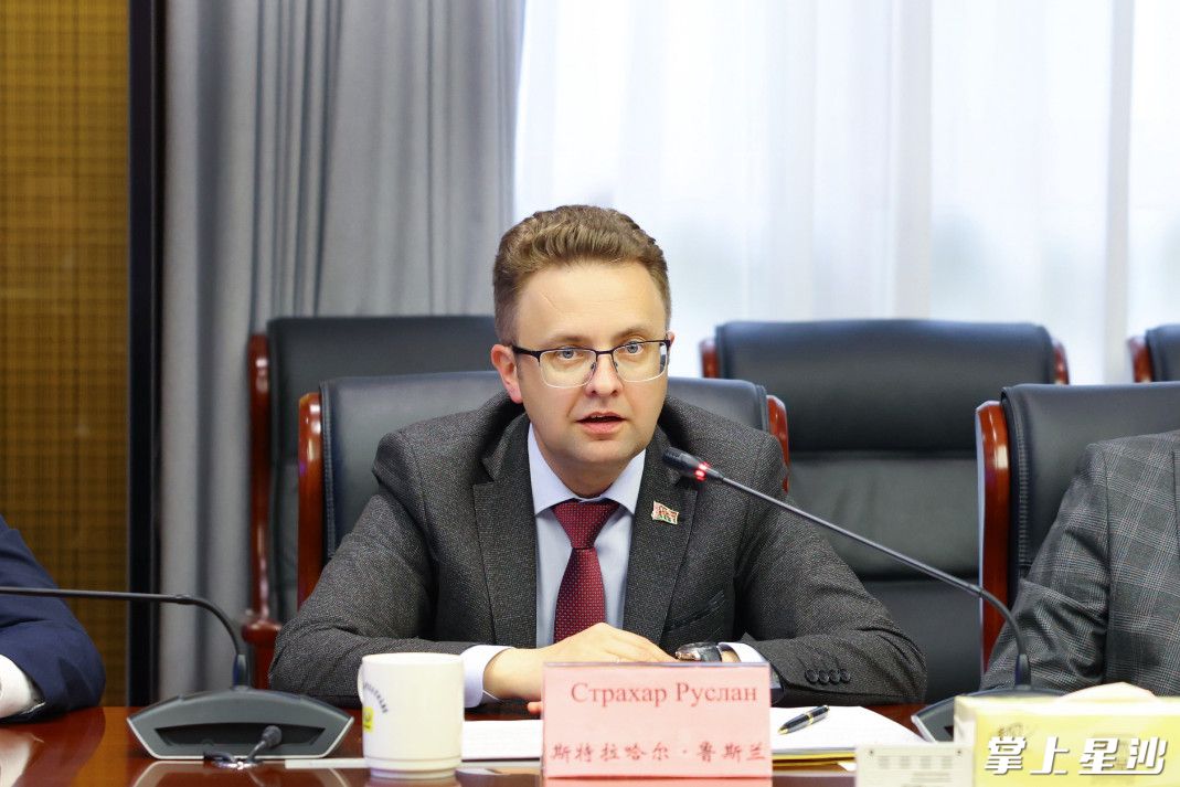 Ruslan Strakhar delivers a speech. (Photo/Zeng Shiyi)