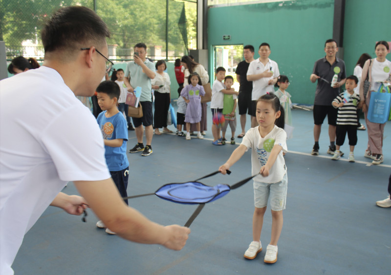 小朋友和家人玩“双人抛接球”游戏。 小朋友和家人玩“双人抛接球”游戏。