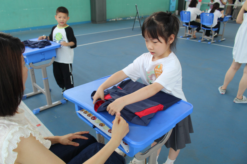 一名小朋友正在展示叠衣服。均为长沙晚报通讯员 柳静静 罗文婧 供图 一名小朋友正在展示叠衣服。均为长沙晚报通讯员 柳静静 罗文婧 供图