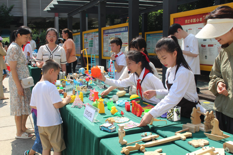 各社团充分展示了博才卓越小学的美育特色。 各社团充分展示了博才卓越小学的美育特色。