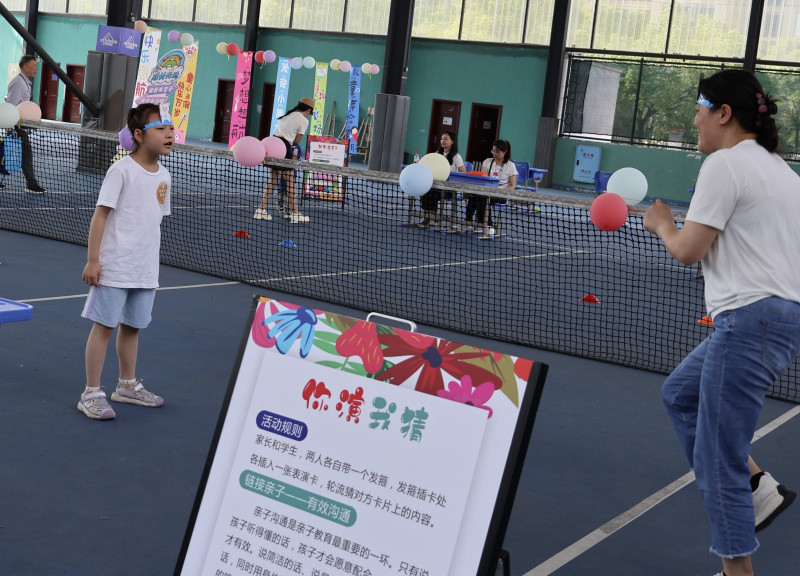 一名准小一新生和家长玩“你演我猜”游戏。 一名准小一新生和家长玩“你演我猜”游戏。