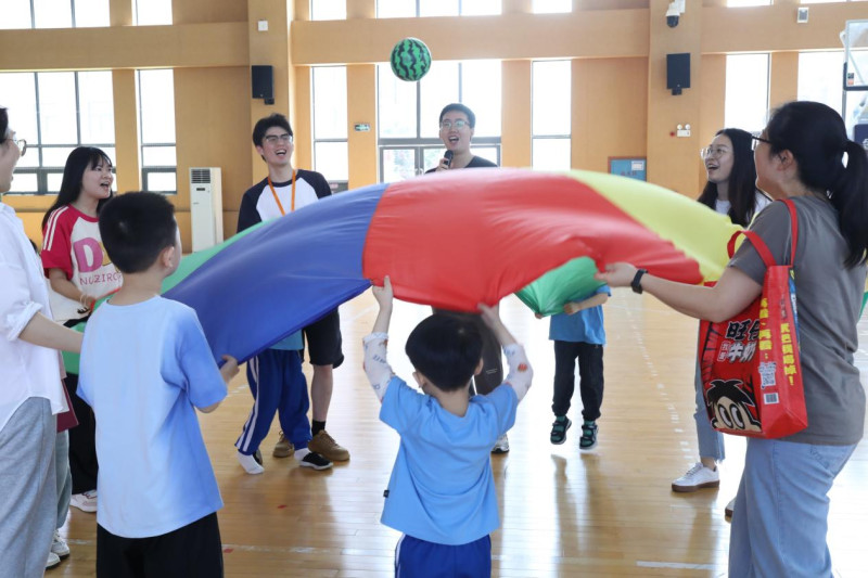 老师和家长带领孩子一起做游戏。长沙晚报通讯员 魏文静 夏显靓 摄影报道