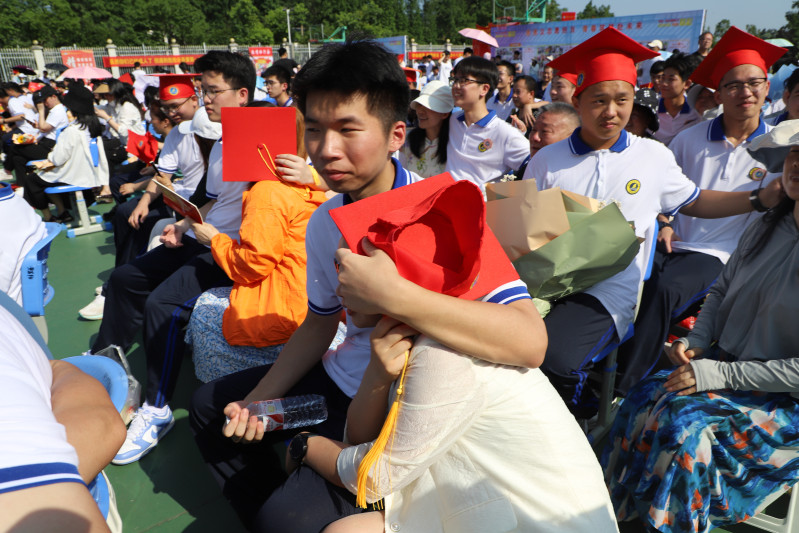 家长和学子互换了凳子，“从今天开始，我来保护你！”