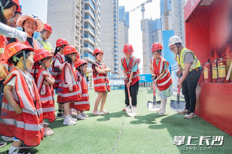 昨日，在中建二局湖南分公司的工地上，建设者邀请10余名建设者子女来到项目工地，提前度过一个难忘又精彩的“六一”儿童节。 均为长沙晚报全媒体记者 王志伟 通讯员 王裕钦 摄影报道