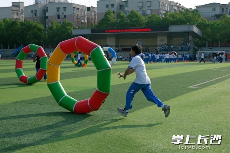 本次活动项目设有“毛毛虫大战”、“同心鼓”、“夹乒乓球”、“风火轮”4个项目。