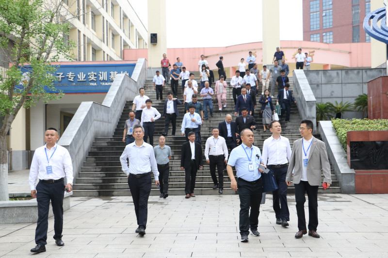 上午8时30分，与会嘉宾进入长沙航天学校校园参观。长沙晚报通讯员 庞焕美 摄