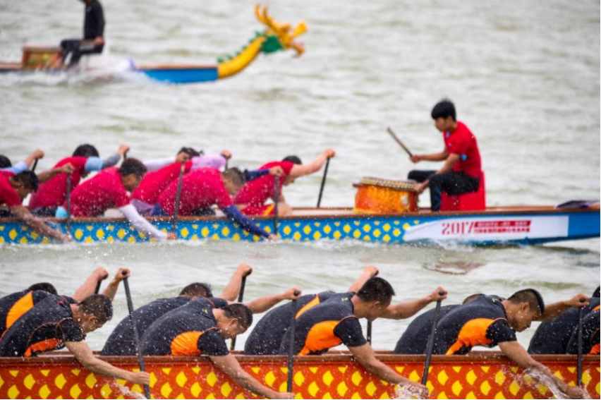 A thrilling dragon boat race on Qianlong Lake. (File photo)