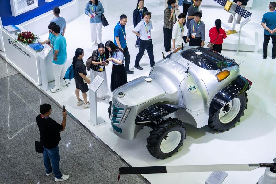 People look at a 5G+ Hydrogen-powered unmanned tractor during the 13th Central China Investment and Trade Exposition (Expo Central China 2024) in Changsha, central China's Hunan Province, May 31, 2024.  (Xinhua/Chen Sihan)
