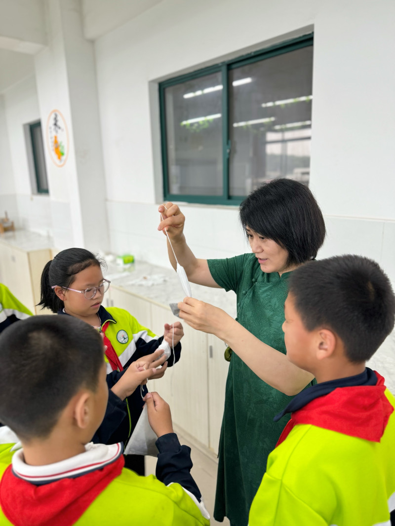 在老师指导下制作香囊。 在老师指导下制作香囊。