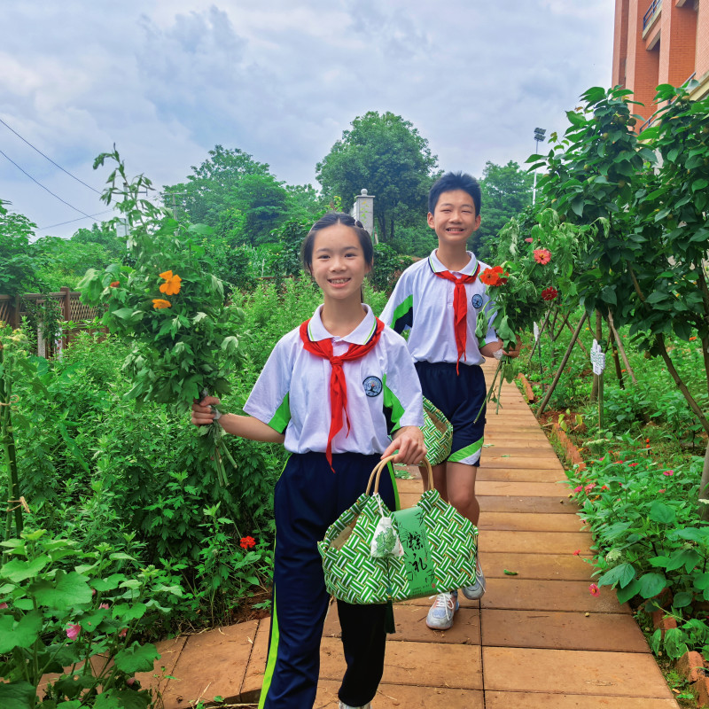 同学们在端午前夕通过体验各种传统习俗,感受传统佳节的意义。均为长沙晚报通讯员 艾梦雪 供图 同学们在端午前夕通过体验各种传统习俗,感受传统佳节的意义。均为长沙晚报通讯员 艾梦雪 供图