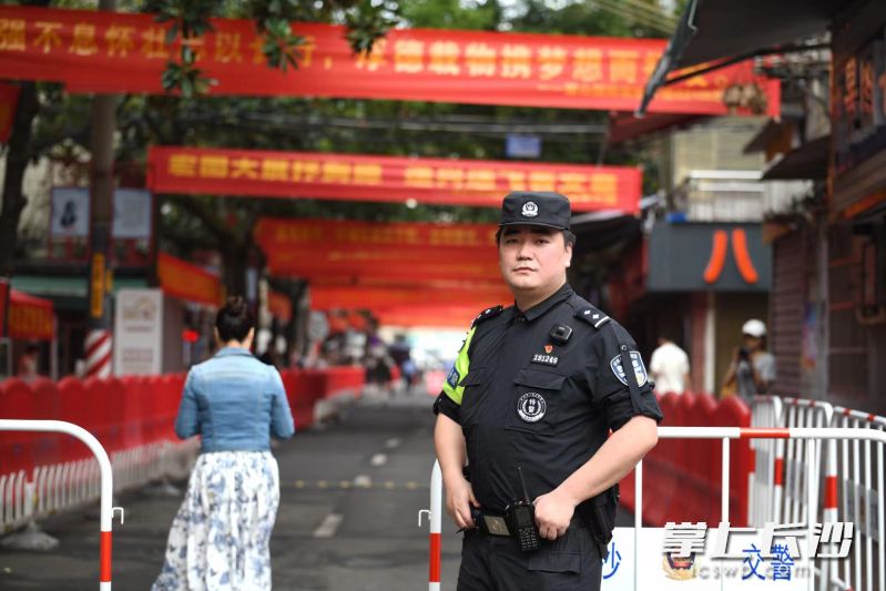 李涛在母校护考。 长沙晚报通讯员 谭怡里 供图