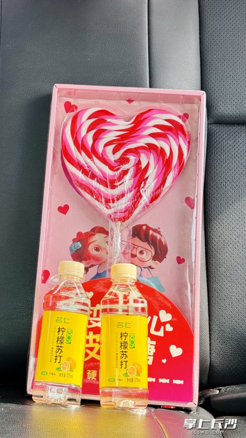 汤俊杰为考生准备的plus版大棒棒糖。  受访者供图