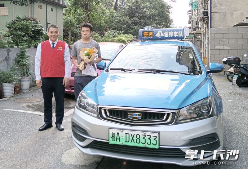 今年是彭友良（左）参与爱心送考的第23个年头。  受访者供图