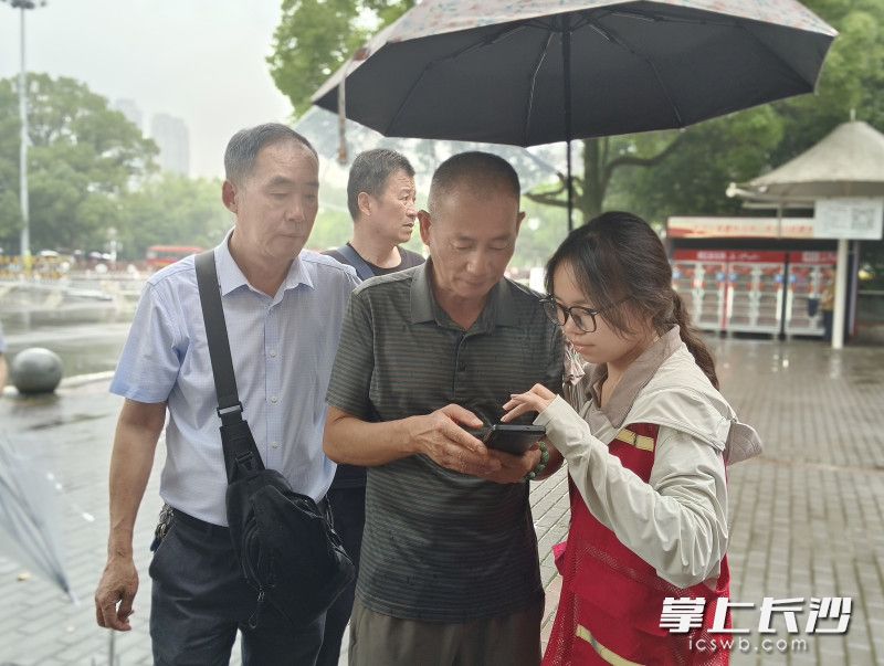 志愿者们身穿红马甲分布在景区各个服务点位。