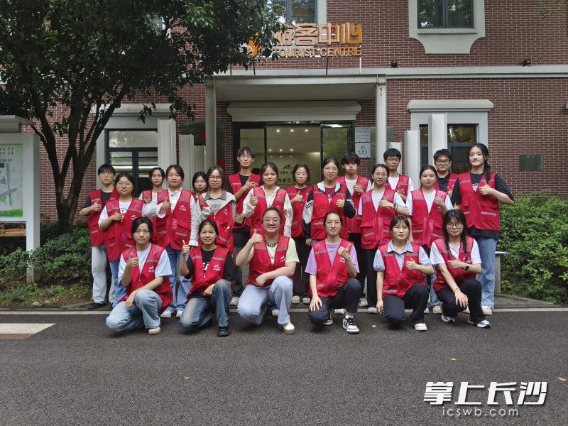 广大青年志愿者用行动点燃志愿服务光芒。