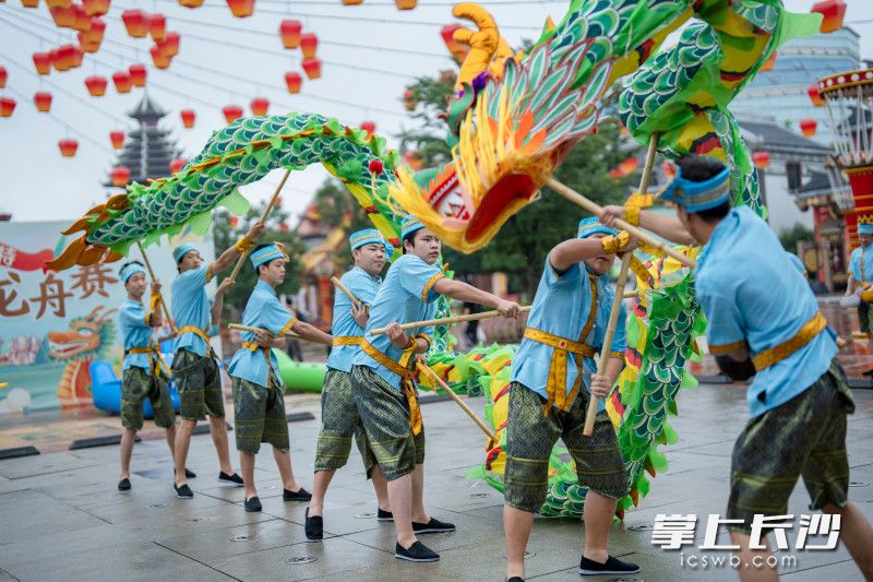 端午小长假，长沙方特举行“粽”情欢乐过端阳主题活动。均为长沙晚报全媒体记者贺文兵、通讯员周冰鑫摄