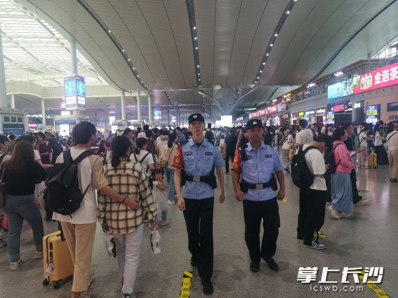 民警在长沙火车南站巡查。 长沙晚报通讯员 张威 供图 民警在长沙火车南站巡查。 长沙晚报通讯员 张威 供图