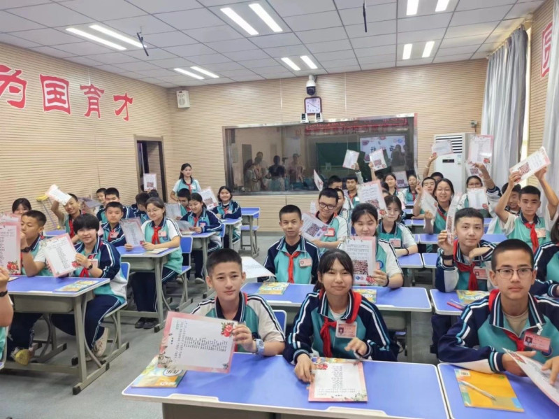 邓玥老师的思政音乐课《石榴籽》。