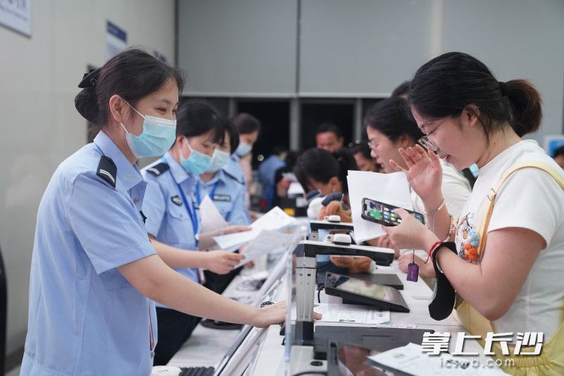 市民在夜间办证场办理出入境证件。   均为长沙晚报全媒体记者邓迪摄