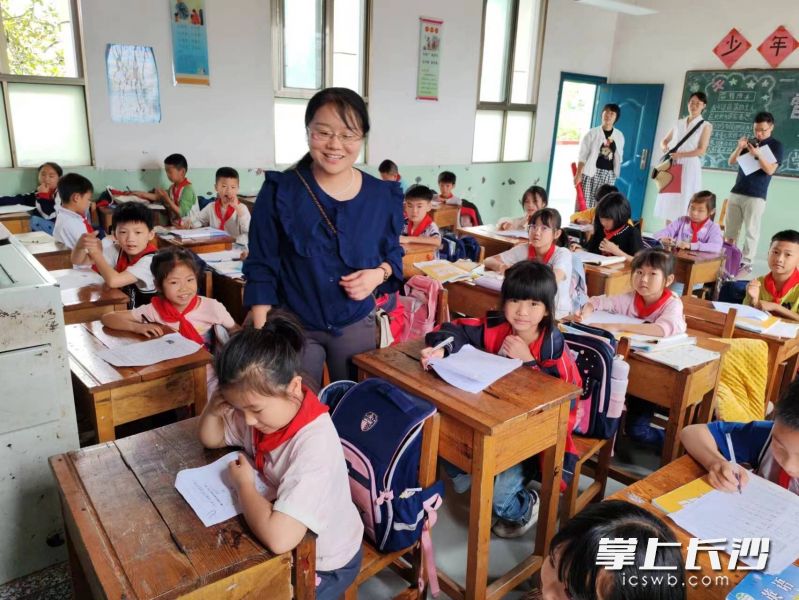 大同第二小学网络联校团队送教浏阳。  均为长沙晚报通讯员李丹摄