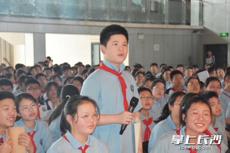 讲座中，一中马王堆学子踊跃提问。