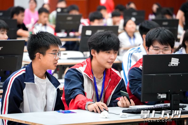 比赛选手现场小组商讨中。