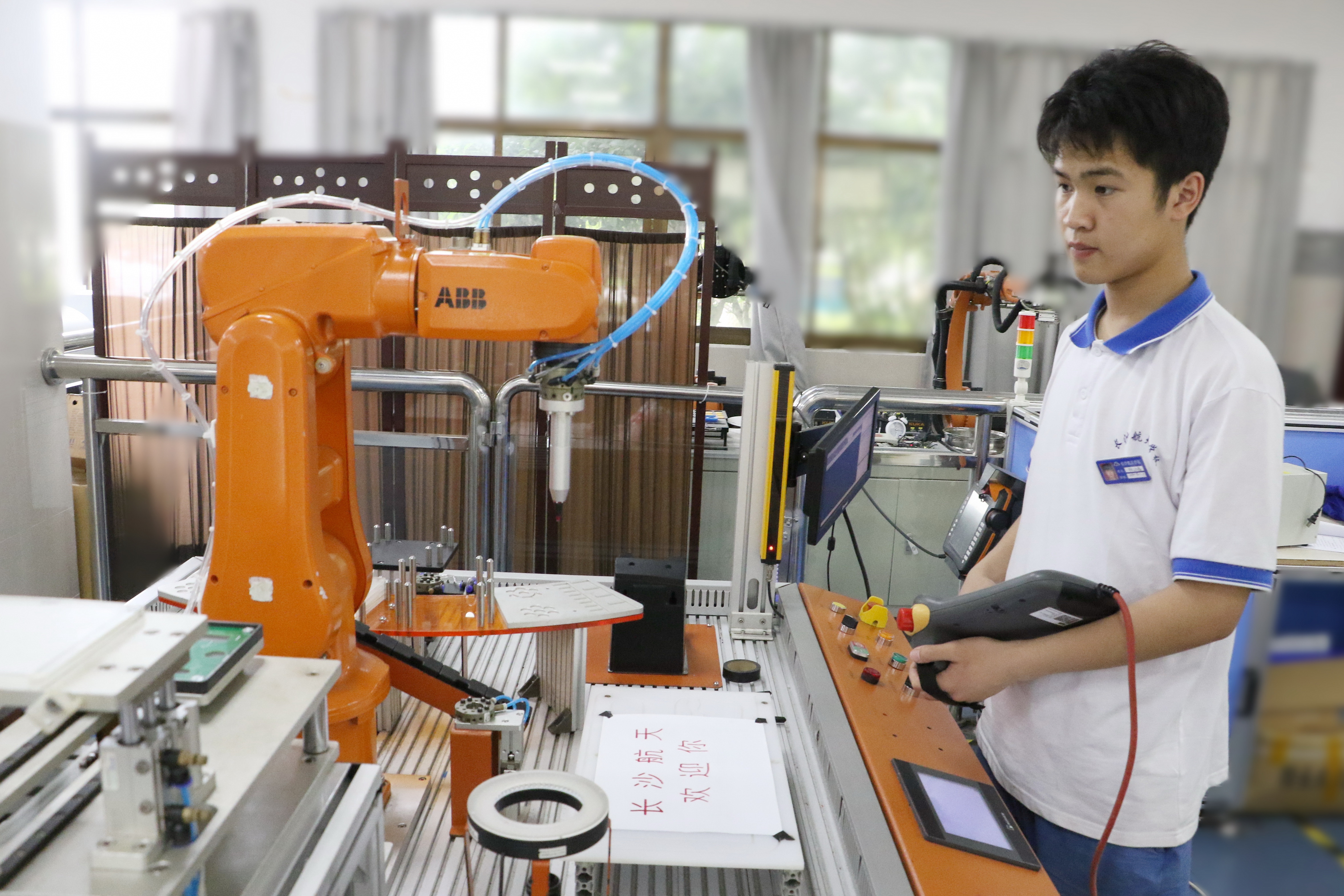 长沙航天学校机器人社团。
