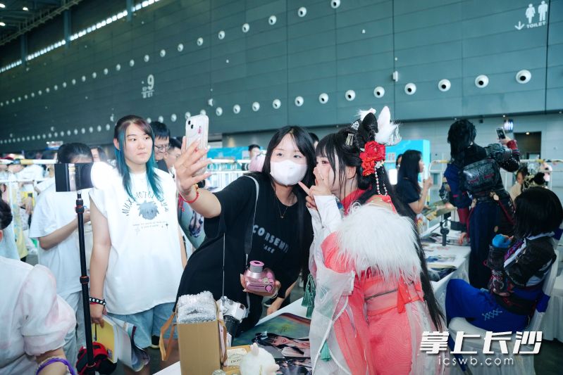 观众与嘉宾亲密合影。均为主办方供图