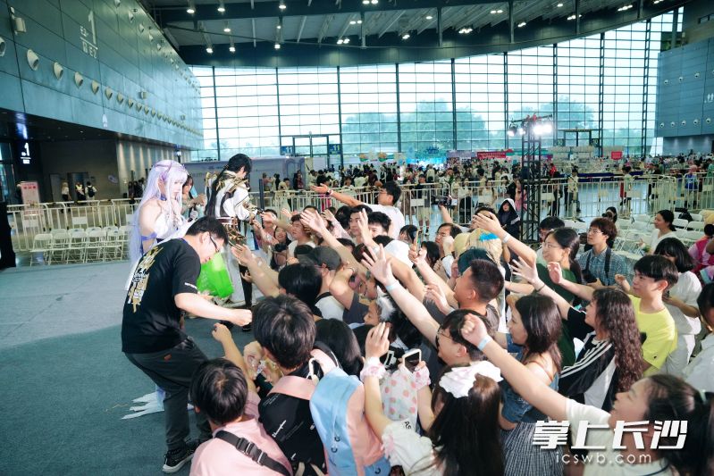 观众与嘉宾热情互动。
