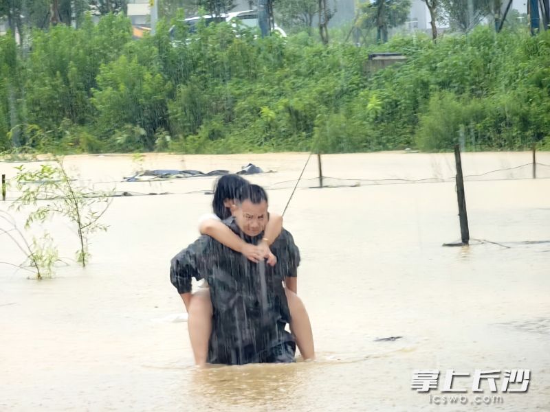 救援现场。  均为通讯员供图