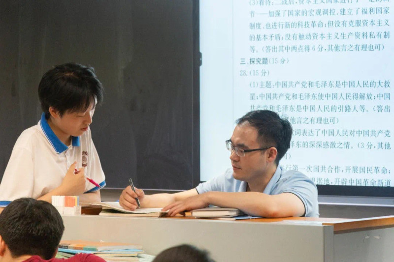 认真求学，师生互答，永远是长实校园生活的主题。