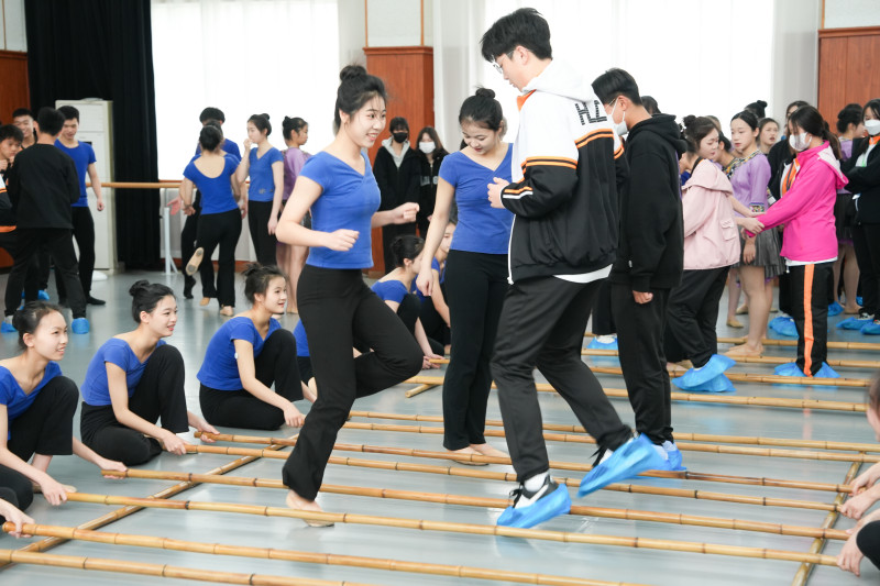 来访学生体验长实课程。